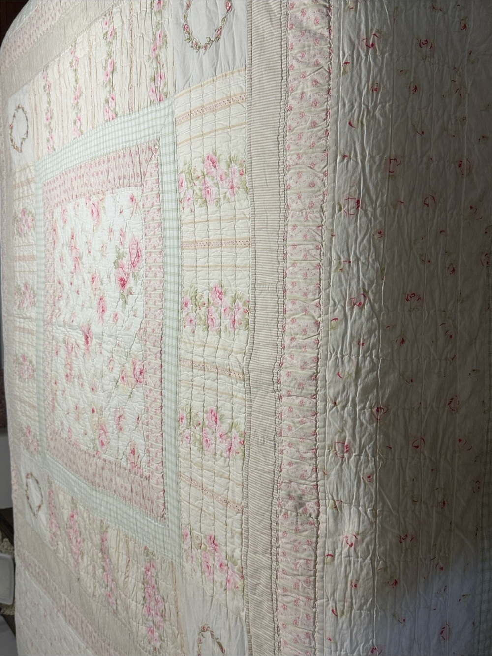 Vintage-style shabby chic pink & green floral rose patchwork quilt. full/queen - Picture 7 of 13